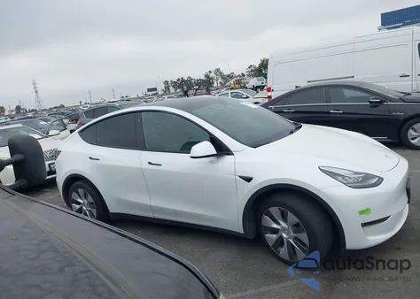 2023 Tesla Model Y Awd/Long Range Dual Motor All-Wheel Drive z USA, uszkodzony, nr VIN 7SAYGAEEXPF582955